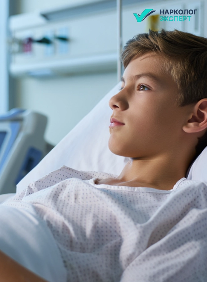 подросток в палате лежит в кровати